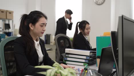 movimiento lento de una trabajadora estresada que recibe trabajo extra de su colega mientras todos están saliendo de servicio. concepto de intimidación en el lugar de trabajo