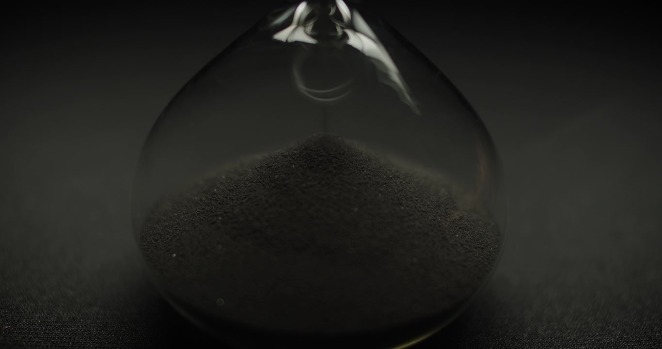 Macro di sabbia nera che smette di cadere