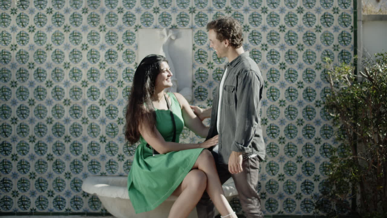 젊은 커플이 공원에서 따뜻한 여름 날을 즐기며 시간을 보내고 있습니다.