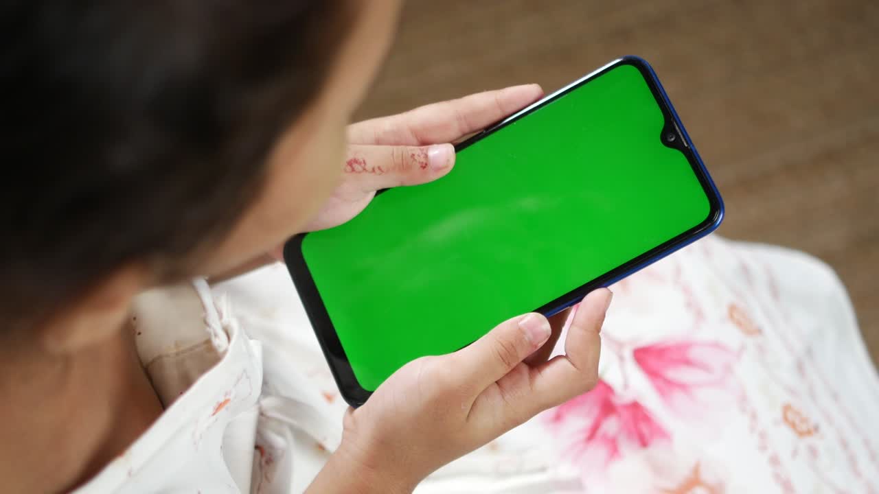 아이의 뒷면 여자 손  스마트 폰 게임