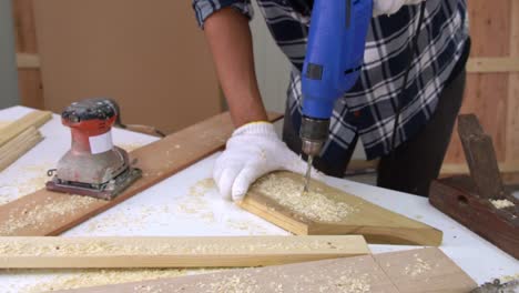 carpintero que trabaja en artesanías de madera en el taller