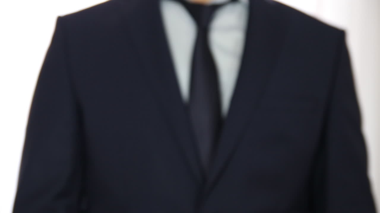 el hombre de negocios muestra la llave del coche.