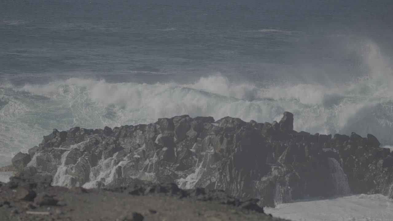 мощные волны бьются о скалы