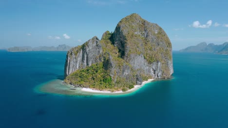 vista aérea de drones de la isla rocosa de pinagbuyutan de piedra caliza cárstica en el mar azul de el nido, palawan, filipinas.
