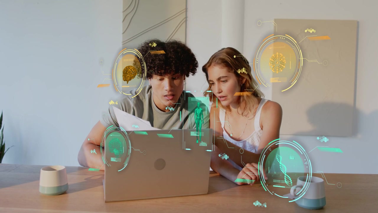 Coppia china sul laptop, toccando l'altoparlante e indicando, mentre esamina un brief tecnico tramite sovrapposizioni AR