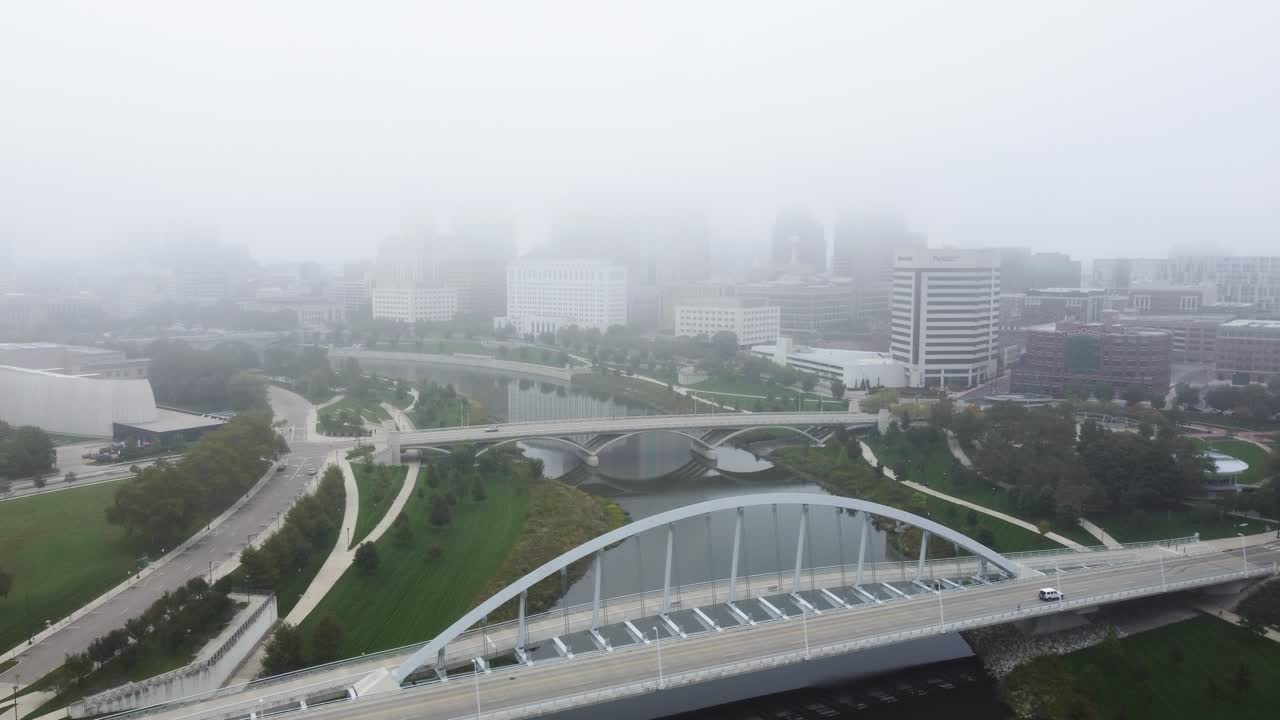 안개 낀 아침, 공중 드론에 콜럼버스 오하이오 스카이 라인