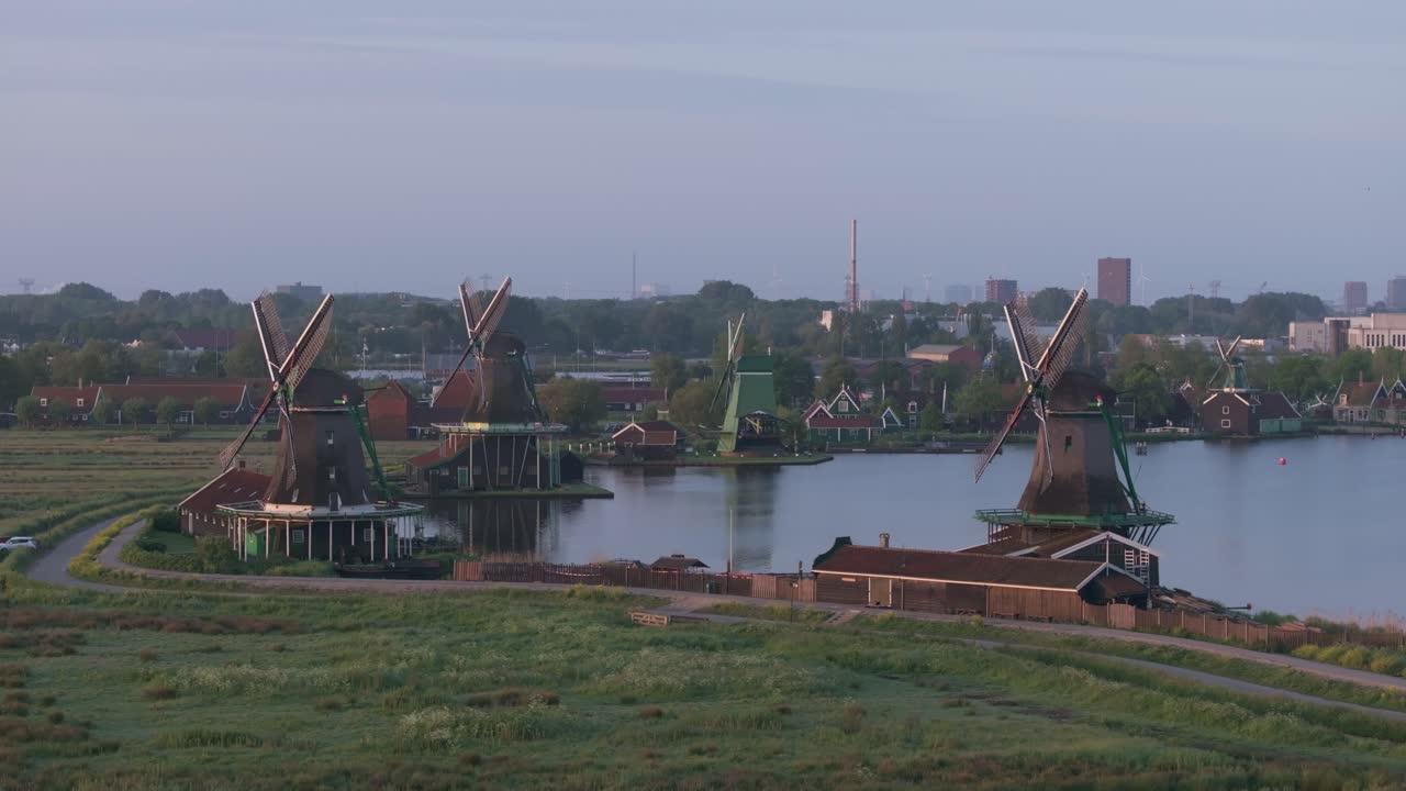 zaanse schans 풍차 zaandam의 넓은  ⁇ 과 부드러운 아침 빛, 공기