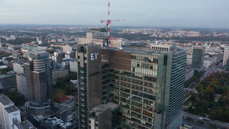 Umlaufbahn-Um-Die-Spitze-Eines-Modernen-Geschäftsgebäudes-In-Der-Innenstadt-Geschossen.-Panoramablick-Auf-Die-Großstadt.-Warschau,-Polen