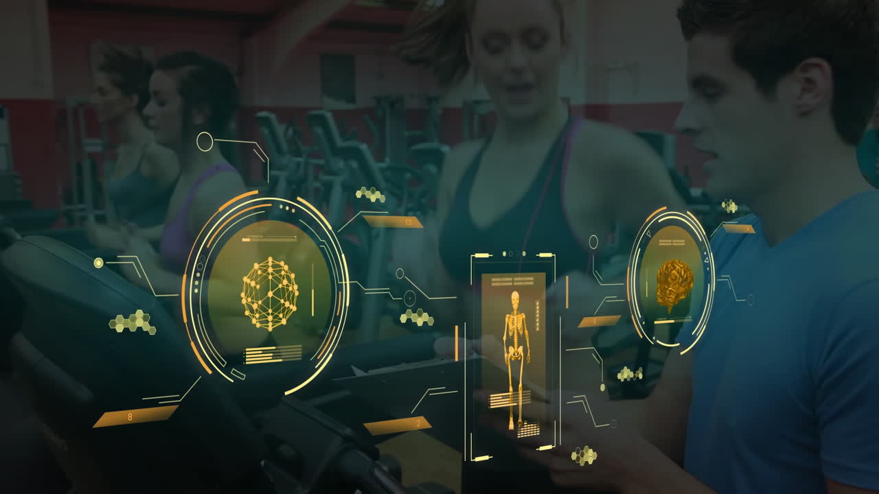 animación del procesamiento de datos sobre mujeres caucásicas corriendo con el entrenador haciendo ejercicio en el gimnasio.