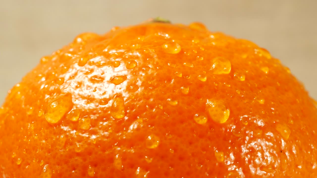 천천히 움직이는 물방울과 함께 신선한 오렌지 과일