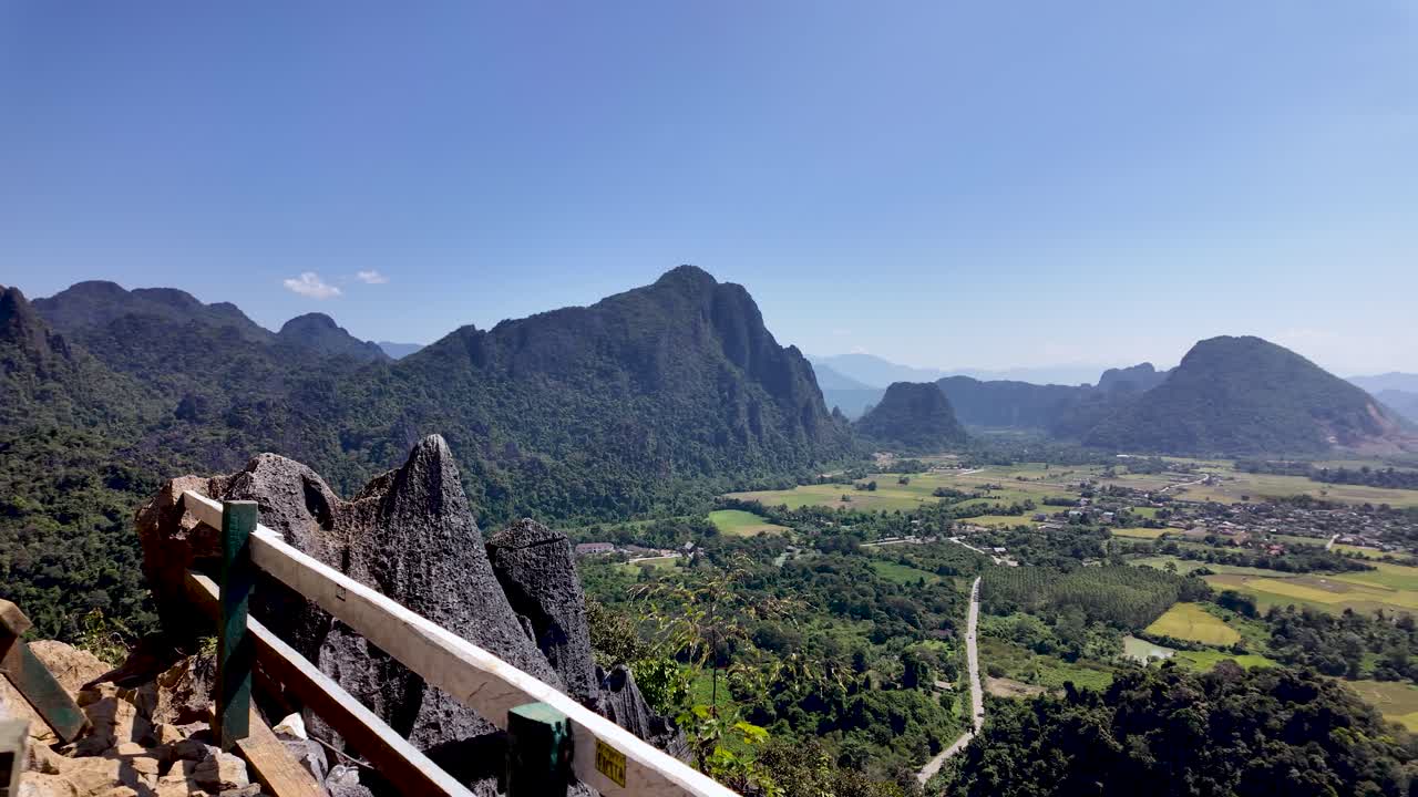 Il punto panoramico di Nam Xay offre una vista panoramica su montagne, vallate e paesaggi rigogliosi in Laos