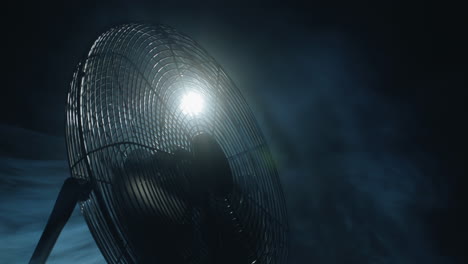 las palas del ventilador giran en rayos de luz y niebla.