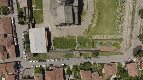 sobrecarga aérea de la catedral svetitskhoveli con muchos peregrinos durante el verano en mtskheta, georgia