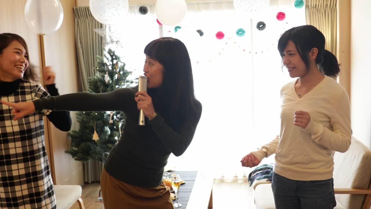 카라오케를 즐기는 일본 여자