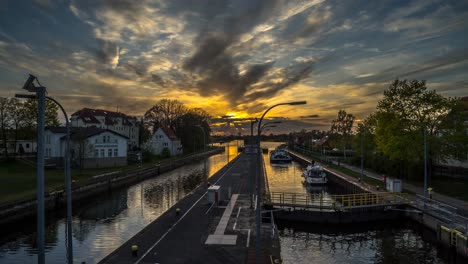 Zeitraffer-Von-Der-Schiffsschleuse-Mit-Sonnenuntergang