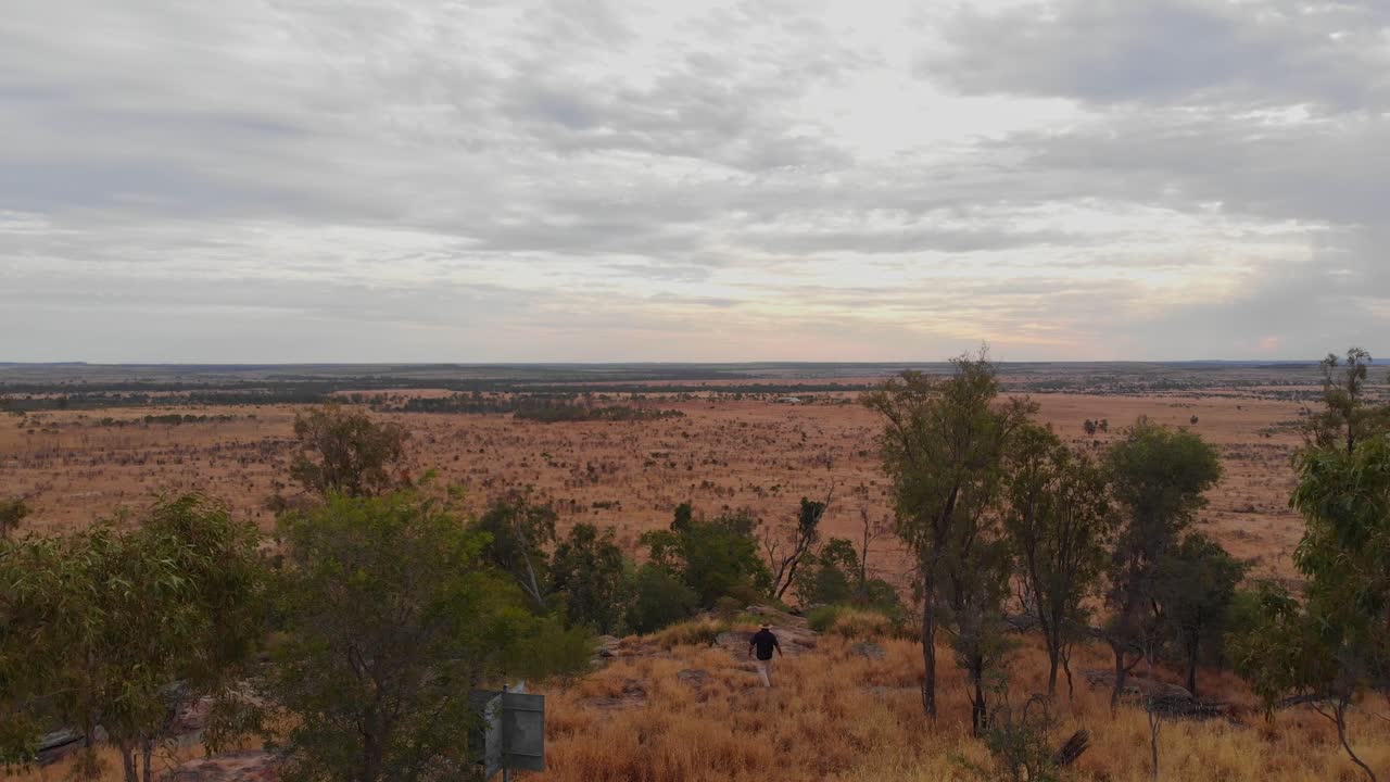 Queensland, Avustralya, MacKenzie Nehri taşrasında bir tepede çiftçi.