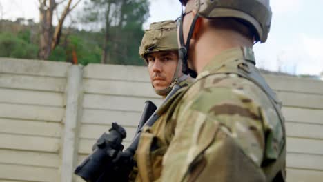 Vista-Lateral-Del-Entrenamiento-Con-Rifles-De-Soldados-Militares-Caucásicos-En-Los-Campos-Durante-El-Entrenamiento-Militar-4k