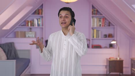 hombre indio feliz hablando por teléfono móvil