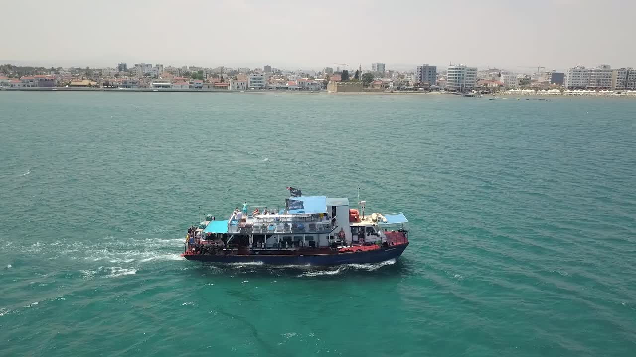 Ripresa in movimento di un'escursione in barca che naviga con turisti nel bellissimo mare calmo di Larnaca, Cipro