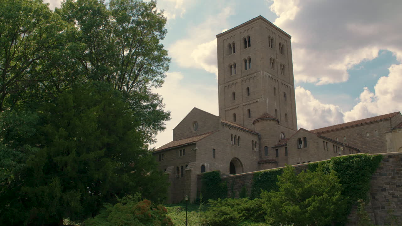 museo del claustro de la ciudad de nueva york en un día soleado de verano
