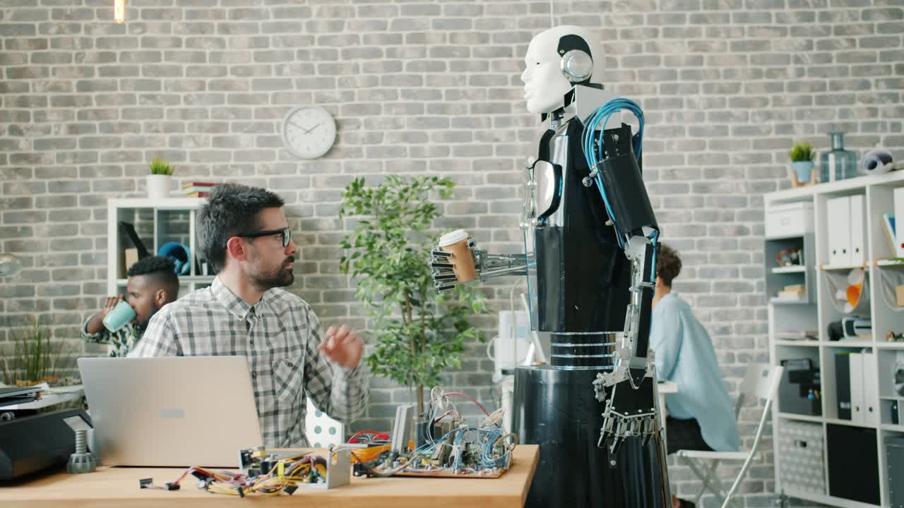 cámara lenta de un robot futurista que trae café a un joven investigador en el laboratorio