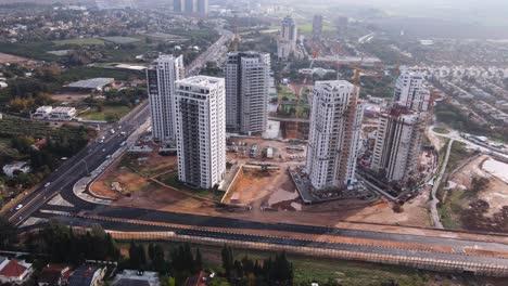 vista aérea panorámica de rascacielos en construcción con vista a la ciudad, tel aviv, isreal