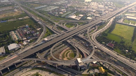 vista aérea del cruce de carreteras con tráfico urbano ocupado que acelera en la carretera