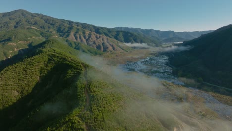 Vista-Aérea-Giratoria-Del-Hermoso-Paisaje-Del-Ecosistema-De-Humedales-De-Te-Paranui-Rodeado-De-Terreno-Verde,-Accidentado-Y-Montañoso-En-La-Isla-Sur-De-Nueva-Zelanda-Aotearoa