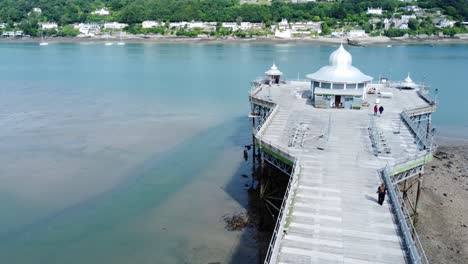 bangor seaside pier al norte de gales silver spire pavilion marea baja órbita trasera derecha antena vista a través del paseo marítimo