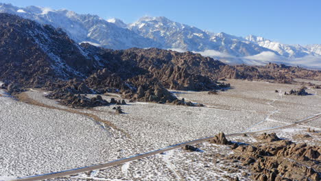 Alabama-Hills,-Kalifornien,-Geologischer-Schatz,-Der-Von-Oben-Gesehen-Wird---Weit-Schwenken