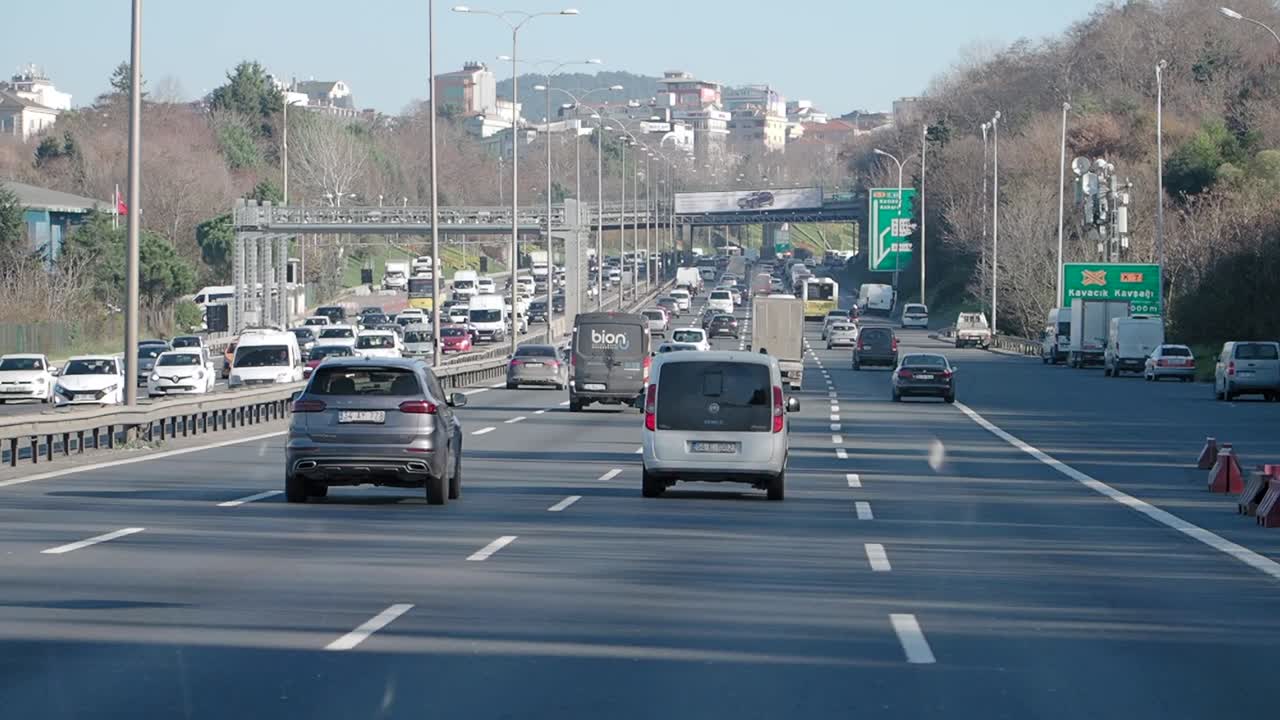 한 도시 의 비는 고속도로 교통