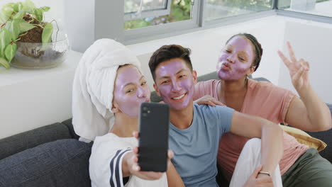joven asiático y mujeres biraciales disfrutan de un día de spa en casa