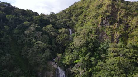 una cascada de la era jurásica en el territorio boruca, costa rica