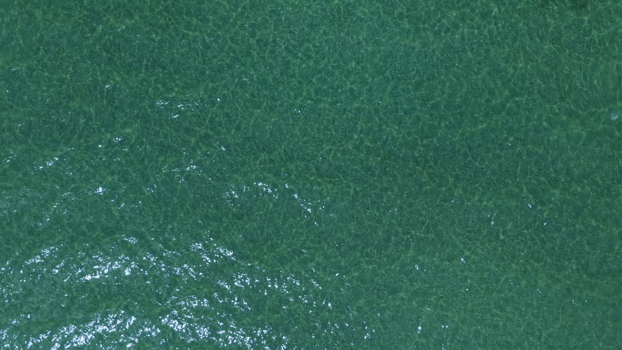 vista superior aérea de las aguas turquesas del mar báltico