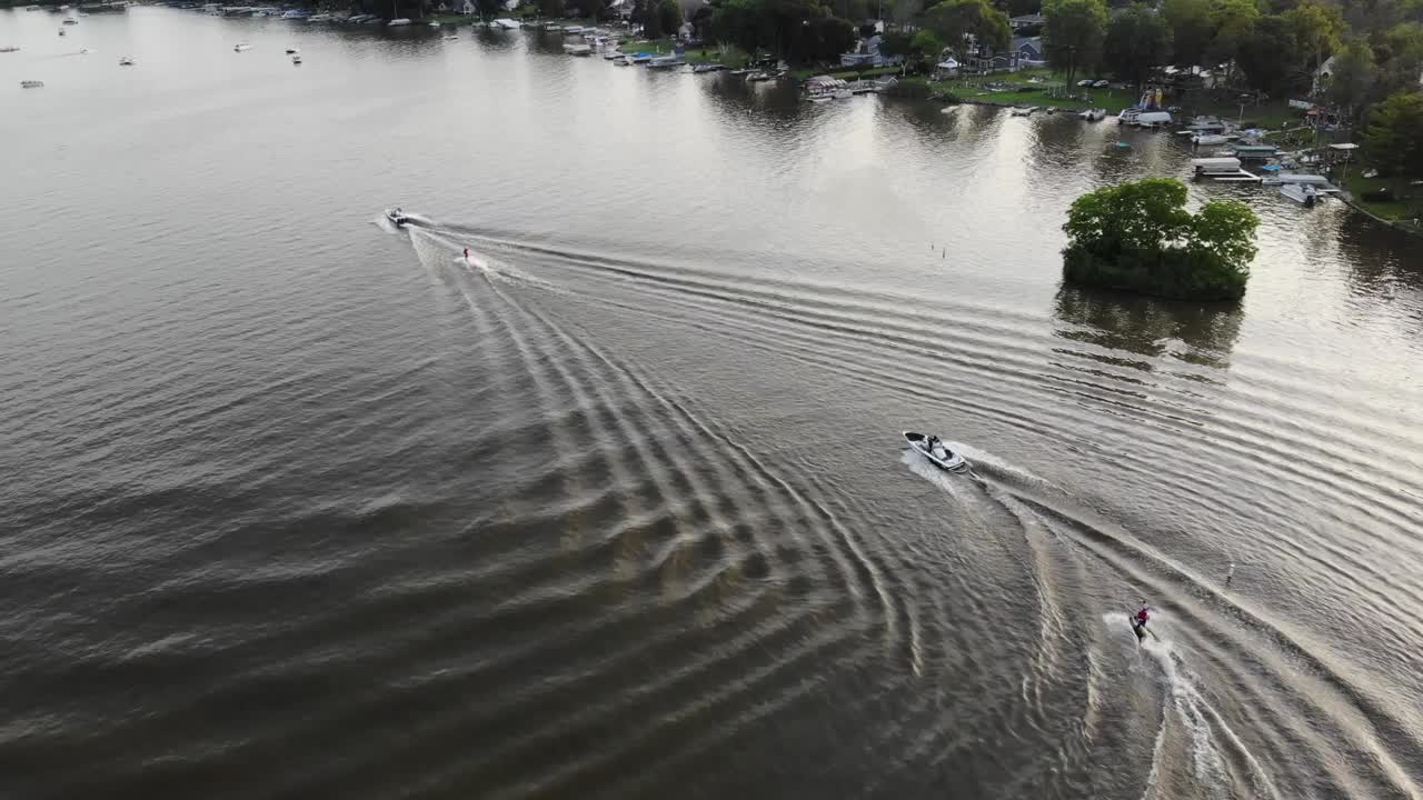 위스콘신 서부의 작은 마을에 해가 지고 있을 때 수상스키 선수가 연습을 하고 있습니다.