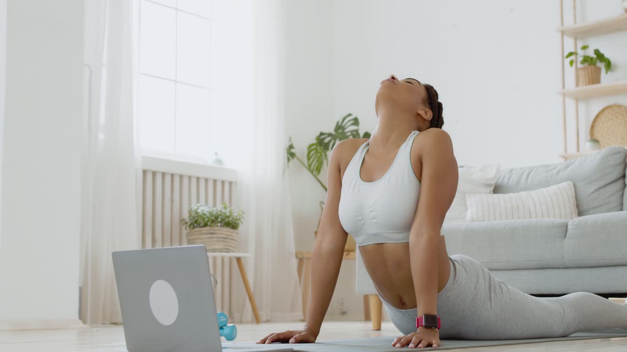 mujer practicando yoga en casa
