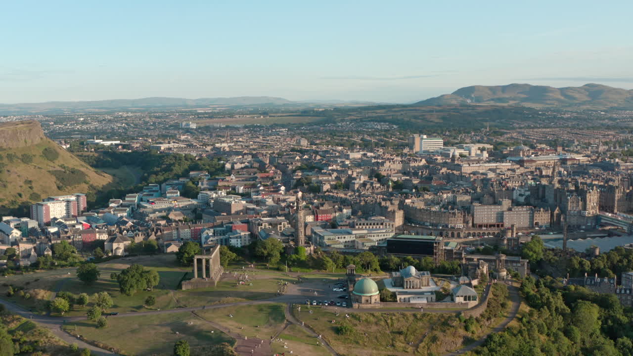 disparo de drone dando vueltas en calton hill, edimburgo al atardecer