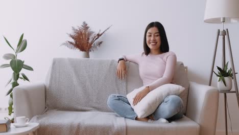 mujer relajándose en un sofá