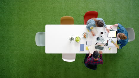 vista superior, equipo creativo y ideas de lluvia de ideas