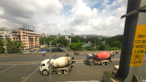 Hermoso-Clima-Con-Vista-A-La-Ciudad-Desde-La-Parte-Superior-Del-Tren-Del-Metro-Vista-De-Pájaro-Tiro-De-Seguimiento-India-Mumbai-Maharashtra