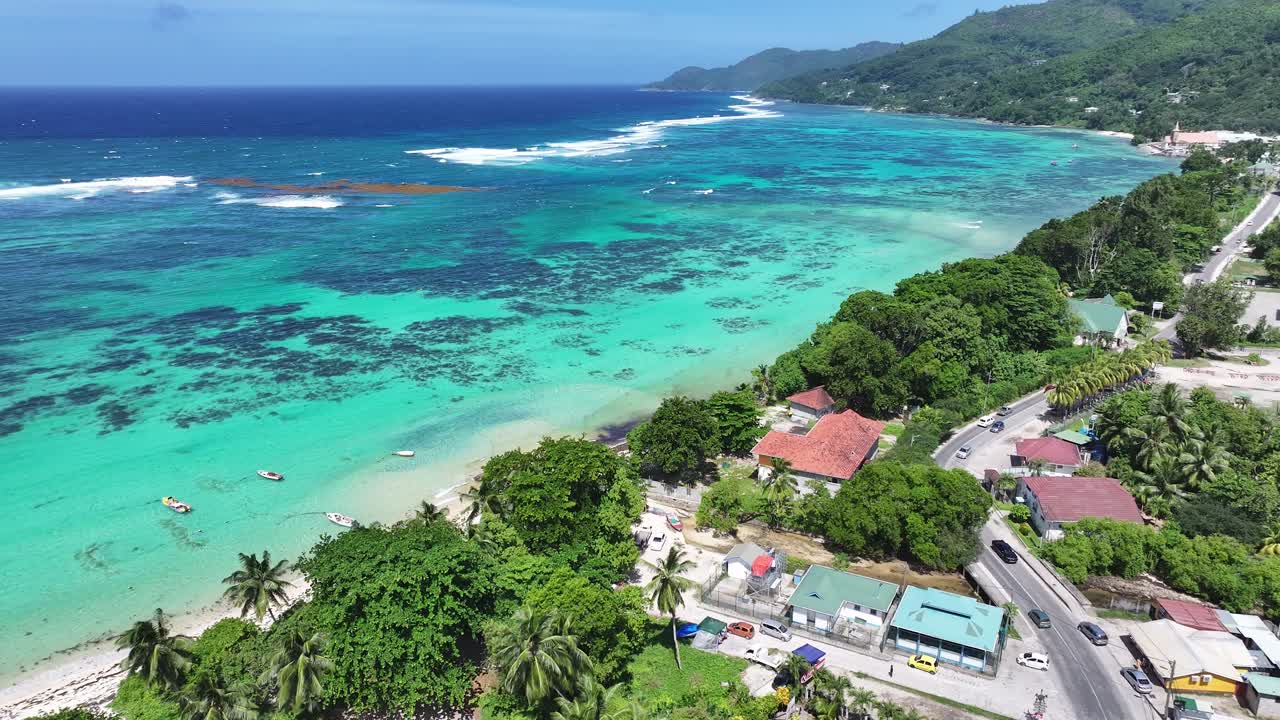 Vista aérea de uma praia de ilha tropical com água turquesa.