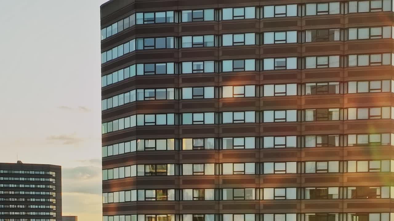 Edifici alti in vista aerea su una città negli Stati Uniti durante il tramonto