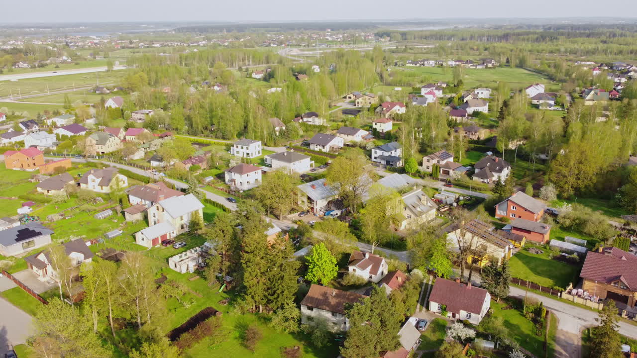 Özel evlerin bulunduğu yeşil manzara, drone ile havadan dairesel çekim.
