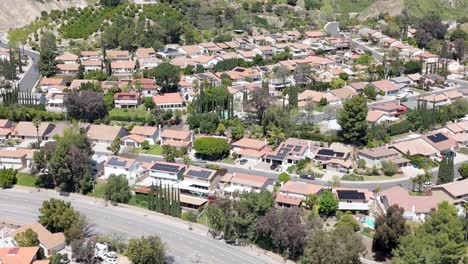 Aufsteigende-Luftaufnahme-Des-Viertels-Granada-Hills-Im-San-Fernando-Valley,-Kalifornien