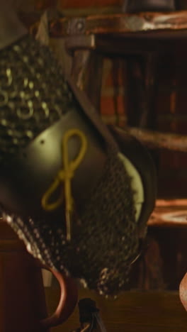 el posadero se encoge de hombros mientras el caballero bebe en la taberna de primer plano. el barman medieval sirve bebidas alcohólicas al guerrero viajero en la posada. el dueño del hotel con el invitado