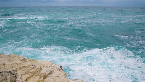 Olas-Rompiendo-En-La-Costa-Rocosa-De-Rt-Kamenjak,-Mar-Inquieto