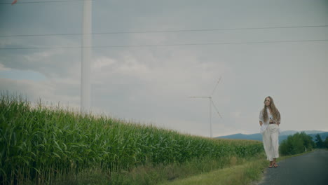 Nachdenklicher-Weg-Entlang-Der-Straße