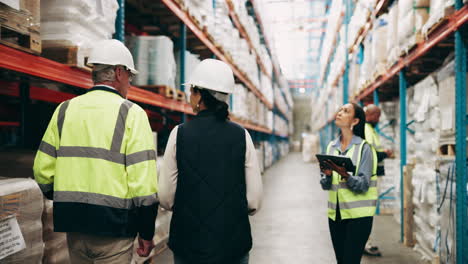 trabajadores del almacén inspeccionando el inventario