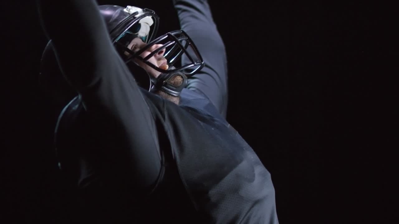 feliz jugador de fútbol celebrando en fondo negro