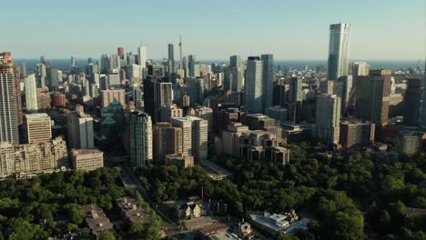 Clip-De-Abejón-Al-Atardecer-En-El-Horizonte-De-Toronto---4k